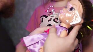 Кукла в наушниках