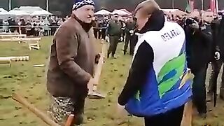 "Бацька" показав простому люду, як він рубає дрова