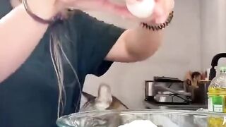 Прикол с котом и готовка пирога