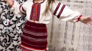 Красиво девочка поет