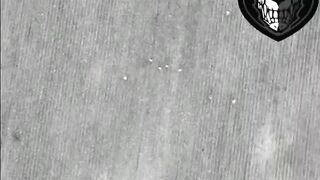 Наші розвідники наносять удар по ворогам, які тікають полем