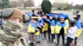 Нове відео зі звільненої Снігурівки: місцеві діти радіють визволителям