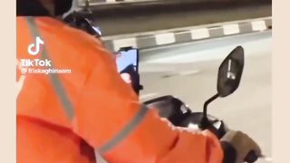 Kurir membawa motor sambil vc dgn pacarnya