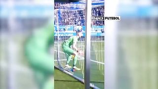 COMEDY MOMENTS IN FOOTBALL ???????? FUNNIEST FAILS V9
