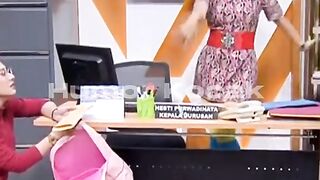 Surya ngeremas kerupuk Andre????.