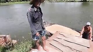 Cara kasih makan ikan ????