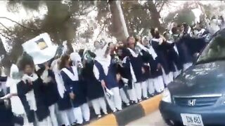 اسلام آباد میں سکول کے بچوں کو آرمی کے حق میں مظاہرے کیلیے لایا گی