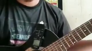 Kaya' gitar listrik aja mas Alif