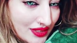 GREEN AAKHON WALI.