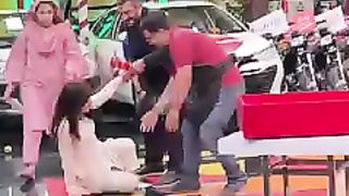 Shaista lodhi fell down | funny video