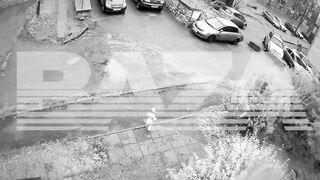 На Росії півторарічна дівчинка лише у підгузку втекла з садка