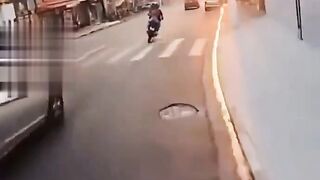 Police Chasing / Jaw-dropping video / Police chasing in bike