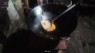 Membuat Nasi Goreng dengan Sayur Sawi Melimpah Hingga Matang Rentang 4 Menit - Daily Mission