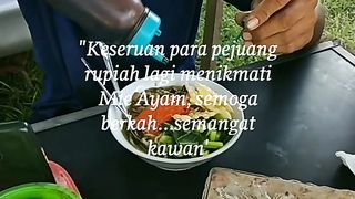 Traders enjoy Chicken noodles