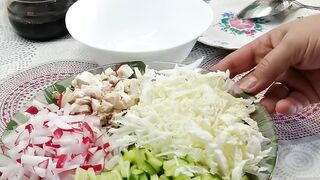 Салат из курицы ,пекинской капусты и огурца