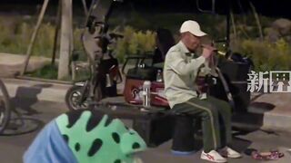 Tomb lump met the uncle playing the suona, staggered and fell and started the performance