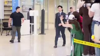 Jimin sudah kembali dari London setelah menyelesaikan jadwal pribadinya