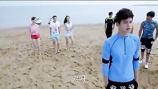 灰姑娘跟總裁比賽摩托艇，實力碾壓總裁，，輕鬆贏得比賽，氣得總裁話都說不順了.