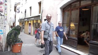 IL EST (TOMBE) À CAUSE DE L' EFFRAYANT DE BUISSON, BUSHMAN PRANK