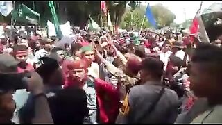 Berita viral indonesia 2023 Demo OKP dan penjual ikan terkait masalah sat pol pp