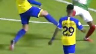 #shorts روعه شاهد مهارة رونالدو مراوغة لاعب الاتفاق ????????