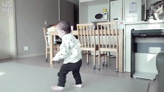 Walking Baby become friends with the Cats