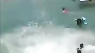 Rodeio dentro da piscina com boi