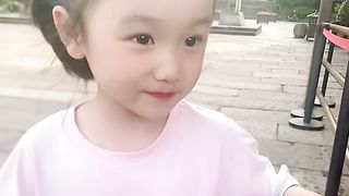 A little bird flew down and snuggled up against the girl. Netizen: This is a beautiful encounter