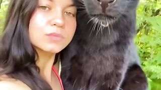 BERSAMA KUCING HITAM YANG CANTIK