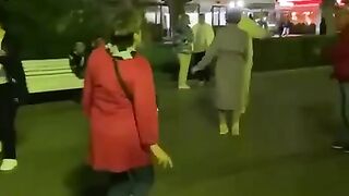 "Ой, смереко" - у Ялті люди танцюють і розважаються під укрїнську пісню
