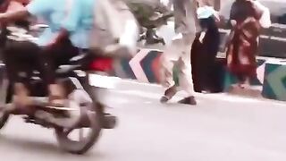 சாலையில் தவித்த பெண்ணுக்கு உதவிய பிச்சைகாரர்