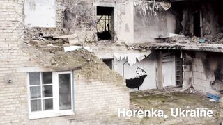 Художник-активіст показав відео, як робив свої роботи у зруйнованих містах