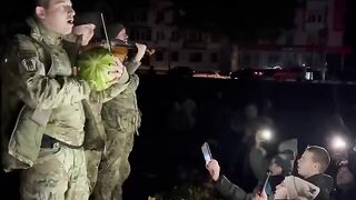 Кавуни, гімн, співи та веселощі: Херсон продовжує радіти звільненню