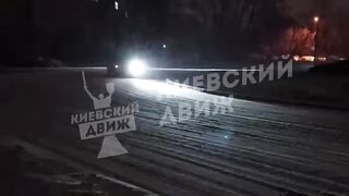 Обережніше на дорогах - через сніг та ожеледицю їздити небезпечно
