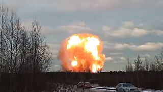 У Санкт-Петербурзі взірвався газопровід - палає величезний вогонь