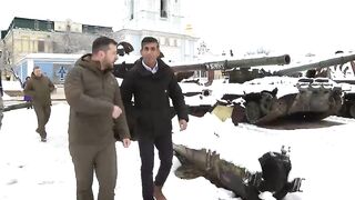 Новий прем'єр Британії завітав у Київ та оглянув знищену техніку