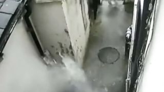 The thief thought that there was no one kicking the door vigorously in the house, and then he was suspected of life by a pot of boiling water.