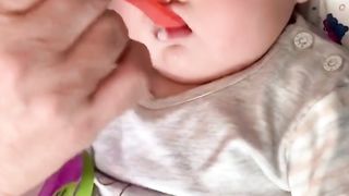 Add 5 first bites to baby complementary foods