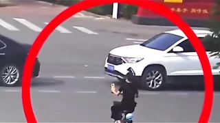 Be sure to pay attention to safety when crossing the road