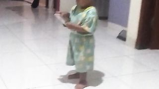 Bayi Lucu Malam Malam Joged Sendiri