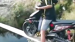 momen lucu kecebur empang
