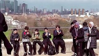 Show Chinese dance to British children