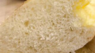 Сырное чудо с помтдорами и хлебом