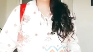 Masoom Shaohar Juotta Hath Mean Daikh Kardar Geya