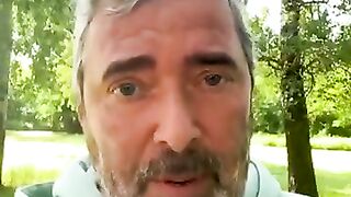 КОЙ Е ДСАНТИС?