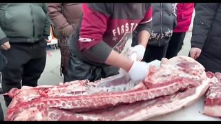 The beautiful rich woman gives free meat, and her annual income is 300w