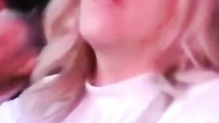 #shorts سيدة متأثرة أثناء غناء محمد عبده أغنية "الأماكن" ????????