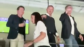 Отца Холанда служба безопасности вывела со стадиона во время матча с «Реалом».