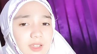 Ustadzah dengan suara merdu