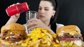 BIG JUICY BURGERS & CHEDDAR SAUCE FRIES | MUKBANG | ASMR